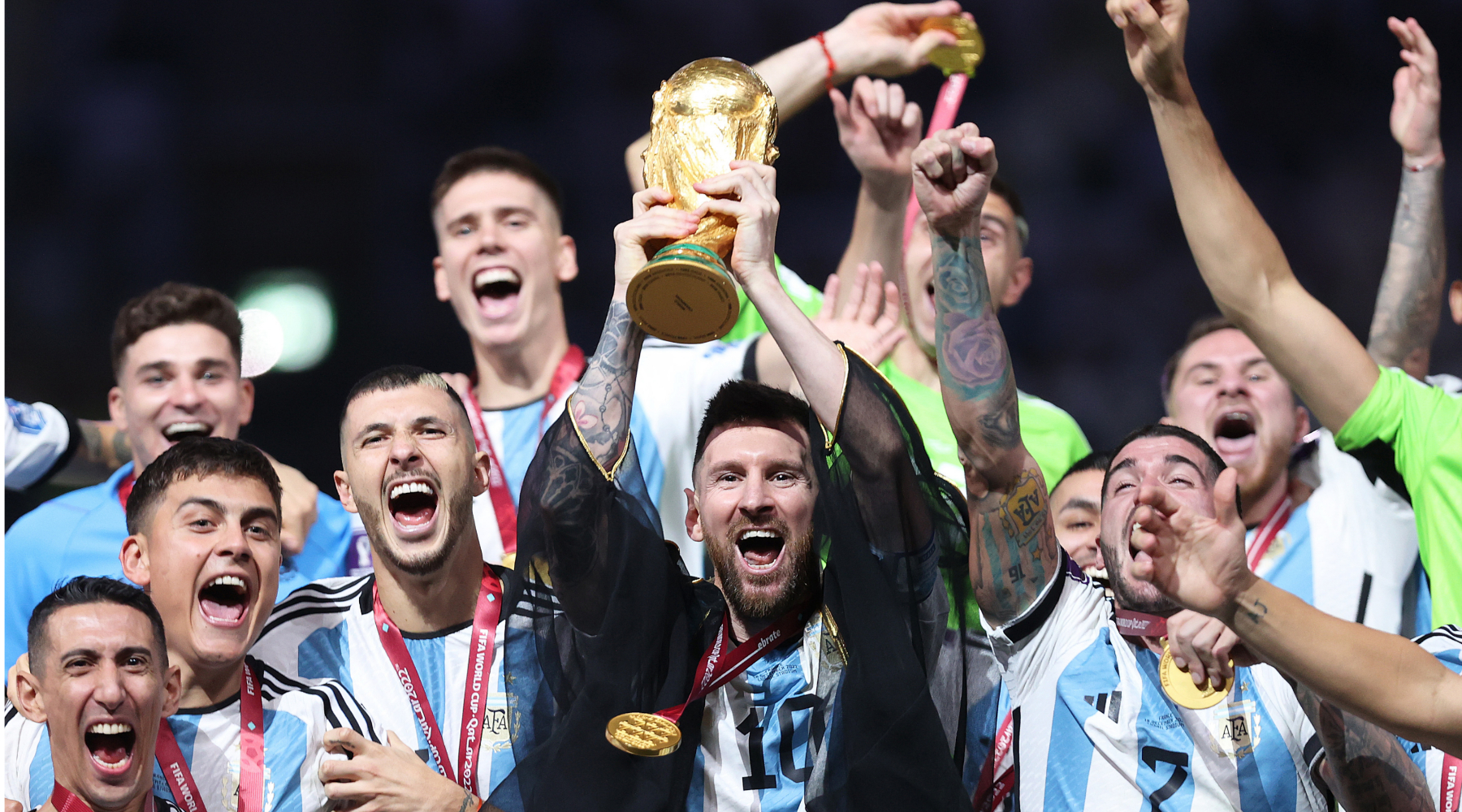 Lionel Messi en de Argentijnse ploeg na hun overwinning op het WK 2022